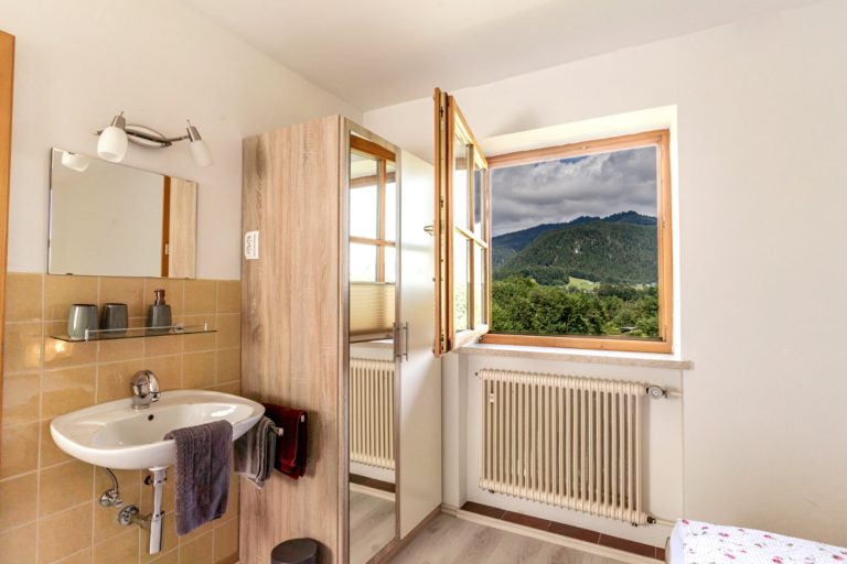 Schlafzimmer 2 mit eigenem Waschbecken